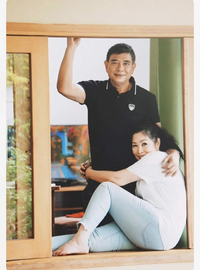 Nữ NSND cưới chồng là "ông hoàng màn bạc" nức tiếng, gắn bó gần 30 năm vẫn mặn nồng như thuở ban đầu- Ảnh 6. Nữ NSND cưới chồng là "ông hoàng màn bạc" nức tiếng, gắn bó gần 30 năm vẫn mặn nồng như thuở ban đầu- Ảnh 6.