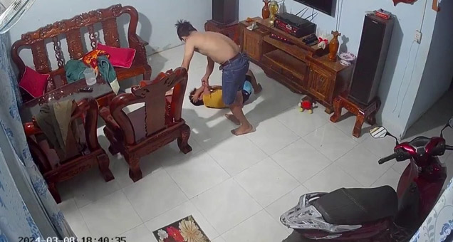 Cha dượng khai nguyên nhân đánh đập dã man con riêng của vợ cũ- Ảnh 1. Cha dượng khai nguyên nhân đánh đập dã man con riêng của vợ cũ- Ảnh 1.