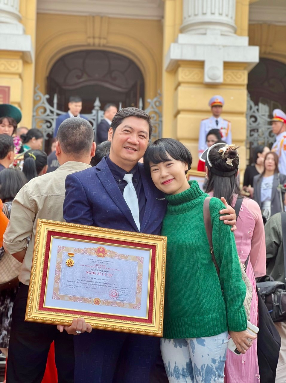 Nam nghệ sĩ nhận danh hiệu NSƯT sau 20 năm phấn đấu: Vợ bật khóc, học trò “hộ tống