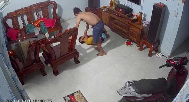 Vụ cha dượng đánh đập con riêng của vợ: Ai là người đăng clip lên mạng xã hội?- Ảnh 1. Vụ cha dượng đánh đập con riêng của vợ: Ai là người đăng clip lên mạng xã hội?- Ảnh 1.