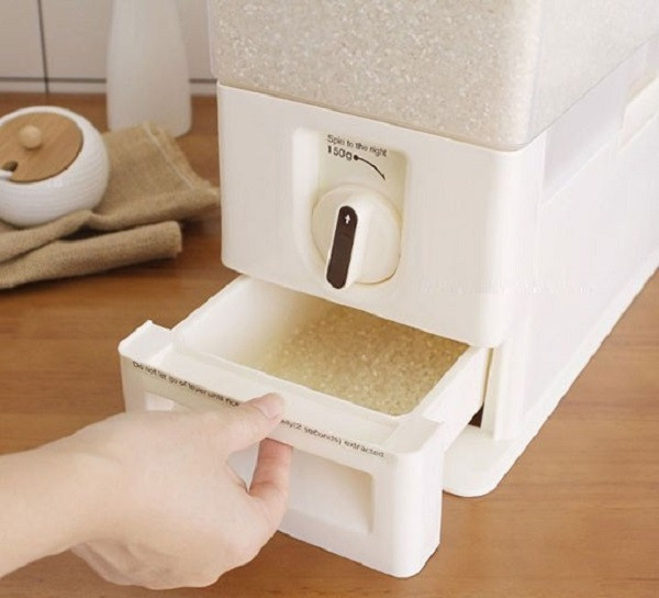 Thời tiết nồm ẩm, gạo dễ sinh độc: Bỏ vào hũ gạo 1 nắm 