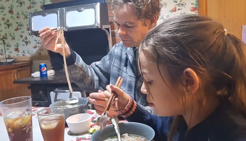 Chồng Tây hăm hở vào rừng, săn nai trăm ký tặng vợ Việt sau lời thỏ thẻ: Em thèm phở mà nhà hết thịt bò - Ảnh 9.
