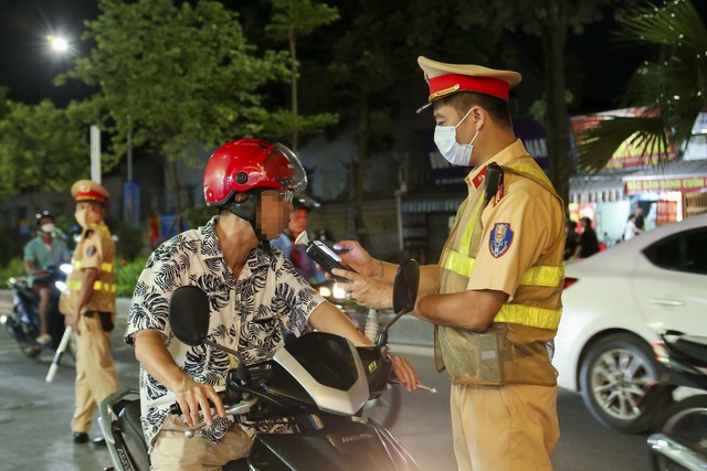 Bộ Công an: Uống rượu bia, dắt xe máy qua chốt kiểm tra nồng độ cồn vẫn có thể bị phạt- Ảnh 1. Bộ Công an: Uống rượu bia, dắt xe máy qua chốt kiểm tra nồng độ cồn vẫn có thể bị phạt- Ảnh 1.