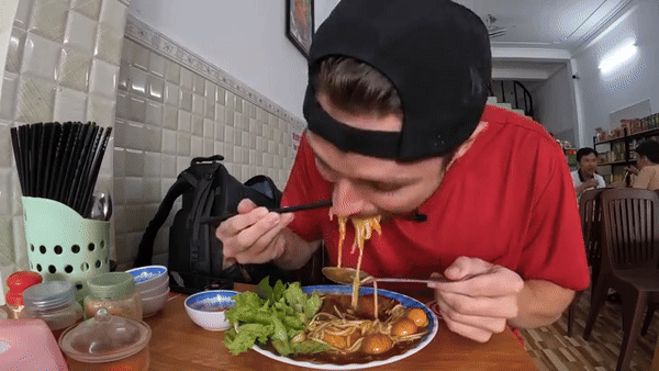 Khách Tây trầm trồ trước món đặc sản của vùng đất mũi, thú nhận Khách Tây trầm trồ trước món đặc sản của vùng đất mũi, thú nhận