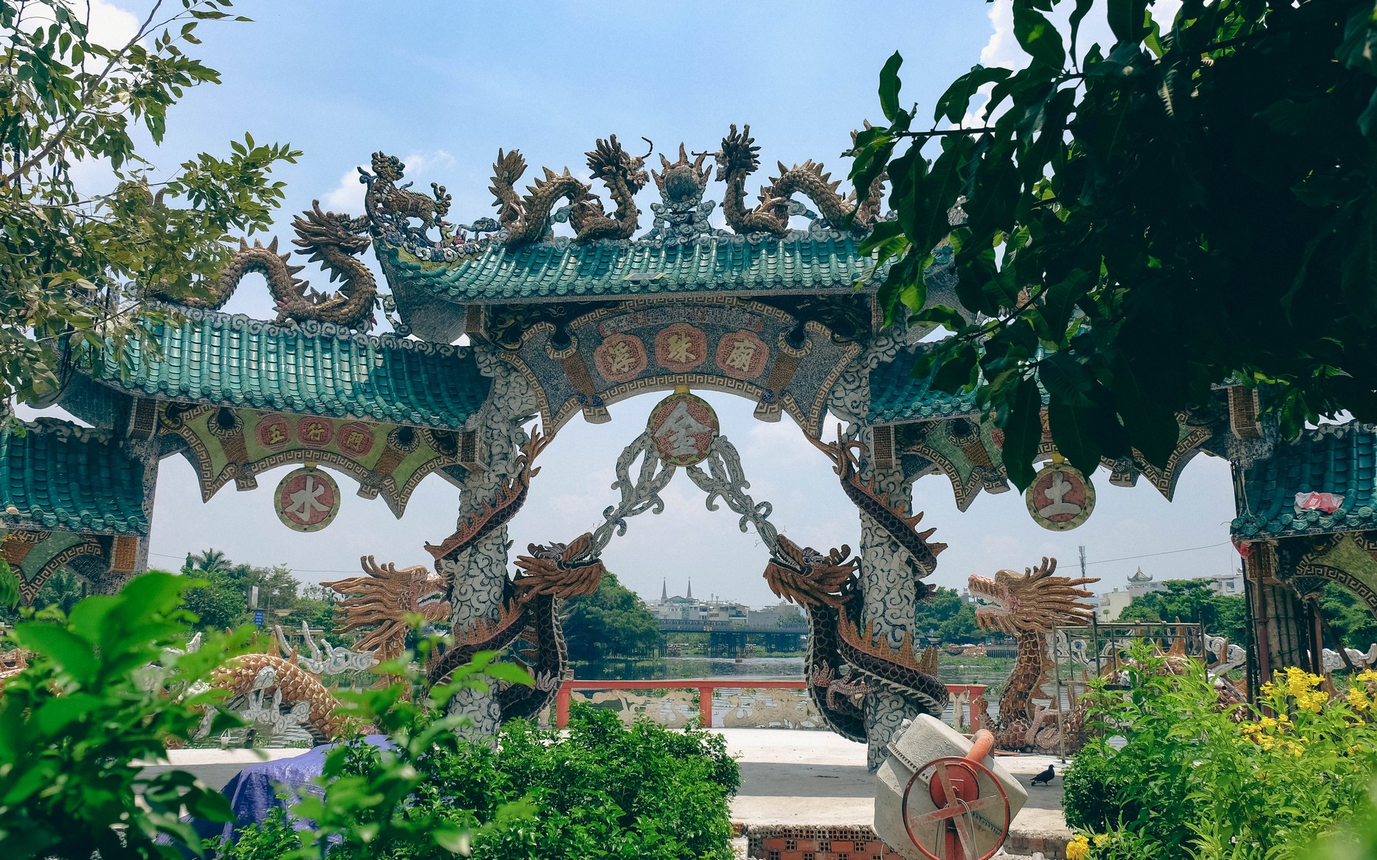 Bí ẩn ngôi miếu cổ cõng trên mình hàng trăm con rồng uốn lượn 