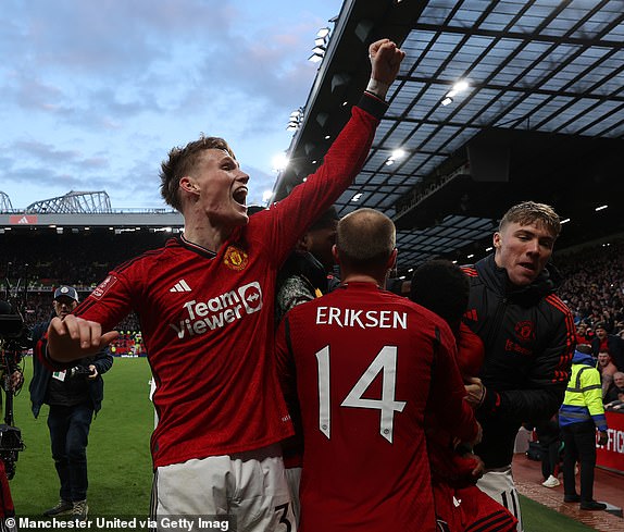 Sao Man Utd ôm nhau nức nở sau màn mất người, vẫn loại Liverpool đầy kịch tính!- Ảnh 6.