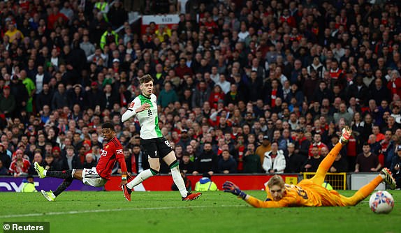 Sao Man Utd ôm nhau nức nở sau màn mất người, vẫn loại Liverpool đầy kịch tính!- Ảnh 1. Sao Man Utd ôm nhau nức nở sau màn mất người, vẫn loại Liverpool đầy kịch tính!- Ảnh 1.