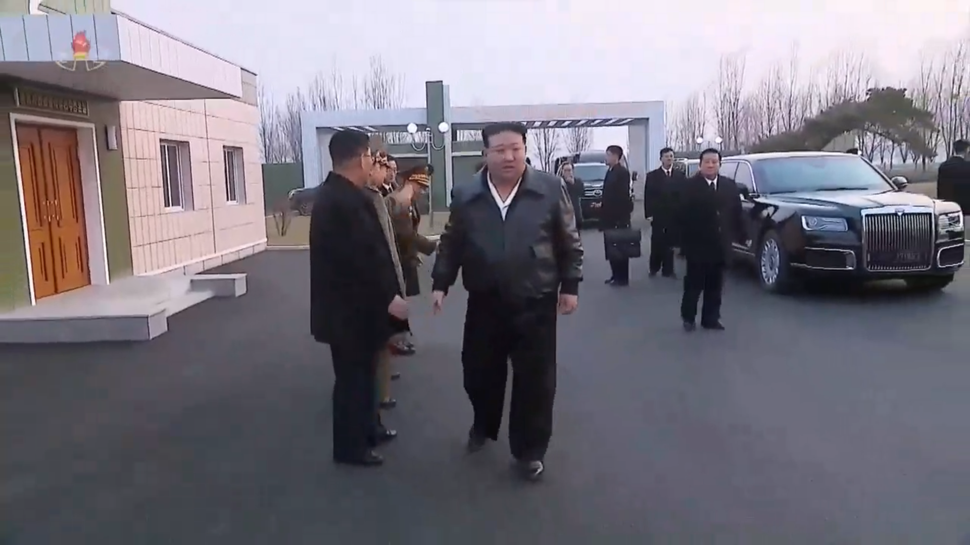 Đây là chiếc xe ông Putin tặng ông Kim Jong Un- Ảnh 9.