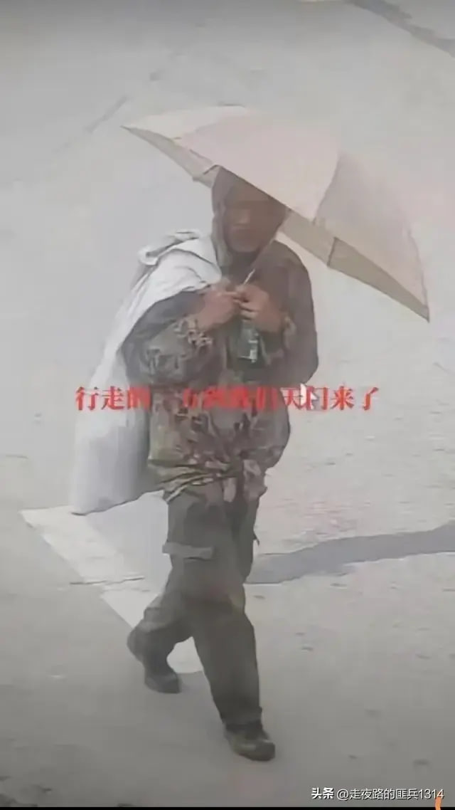 "Người ăn mày" lang thang khắp nơi nhưng không dám ngửa tay xin đồ ăn: Cảnh sát tiết lộ sự thật động trời- Ảnh 1. "Người ăn mày" lang thang khắp nơi nhưng không dám ngửa tay xin đồ ăn: Cảnh sát tiết lộ sự thật động trời- Ảnh 1.