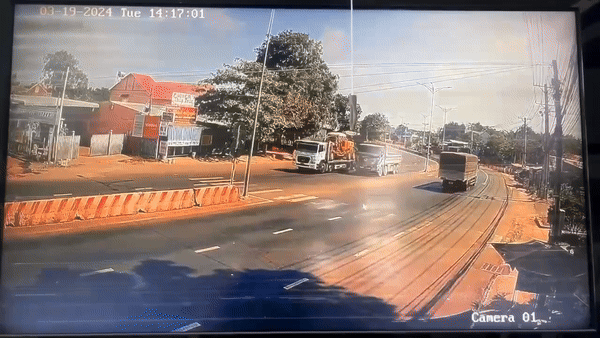Xe ben chồm thẳng lên con lươn sau cú vượt trái, ô tô con bỗng vạ lây: Bị Xe ben chồm thẳng lên con lươn sau cú vượt trái, ô tô con bỗng vạ lây: Bị
