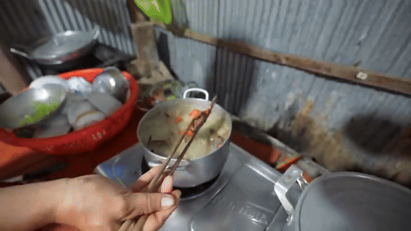 Khách Tây thích thú lần đầu mò mẫm trong đêm bắt thứ làm đặc sản miền Tây, nhận xét Khách Tây thích thú lần đầu mò mẫm trong đêm bắt thứ làm đặc sản miền Tây, nhận xét
