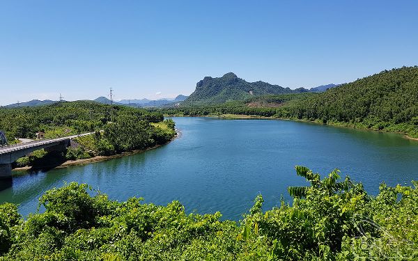 Dòng sông bắt nguồn từ dãy Trường Sơn: Gắn với Dòng sông bắt nguồn từ dãy Trường Sơn: Gắn với