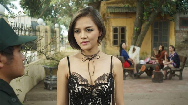 Đường tình trắc trở của 3 gái làng chơi trong phim Quỳnh búp bê- Ảnh 3. Đường tình trắc trở của 3 gái làng chơi trong phim Quỳnh búp bê- Ảnh 3.