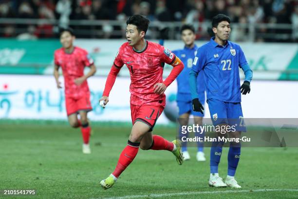 TRỰC TIẾP Hàn Quốc 1-1 Thái Lan: Thái Lan nhận cái kết vỡ oà sau màn trình diễn đầy quả cảm- Ảnh 3. TRỰC TIẾP Hàn Quốc 1-1 Thái Lan: Thái Lan nhận cái kết vỡ oà sau màn trình diễn đầy quả cảm- Ảnh 3.