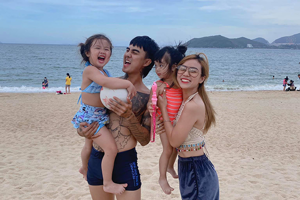 Nam nghệ sĩ Việt vượt dư luận yêu say đắm người phụ nữ một lần đò, có 2 con riêng- Ảnh 2. Nam nghệ sĩ Việt vượt dư luận yêu say đắm người phụ nữ một lần đò, có 2 con riêng- Ảnh 2.