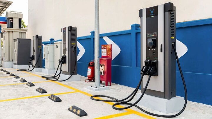 Mở app tìm trạm sạc chỉ ra trạm VinFast: Cuộc đua không cân sức và nước cờ của tỷ phú Phạm Nhật Vượng- Ảnh 2. Mở app tìm trạm sạc chỉ ra trạm VinFast: Cuộc đua không cân sức và nước cờ của tỷ phú Phạm Nhật Vượng- Ảnh 2.