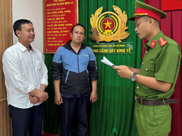 Bắt 2 cán bộ hải quan vì nhận hối lộ: Thủ đoạn của đường dây buôn lậu 'khủng' hàng triệu lít dầu- Ảnh 1. Bắt 2 cán bộ hải quan vì nhận hối lộ: Thủ đoạn của đường dây buôn lậu 'khủng' hàng triệu lít dầu- Ảnh 1.