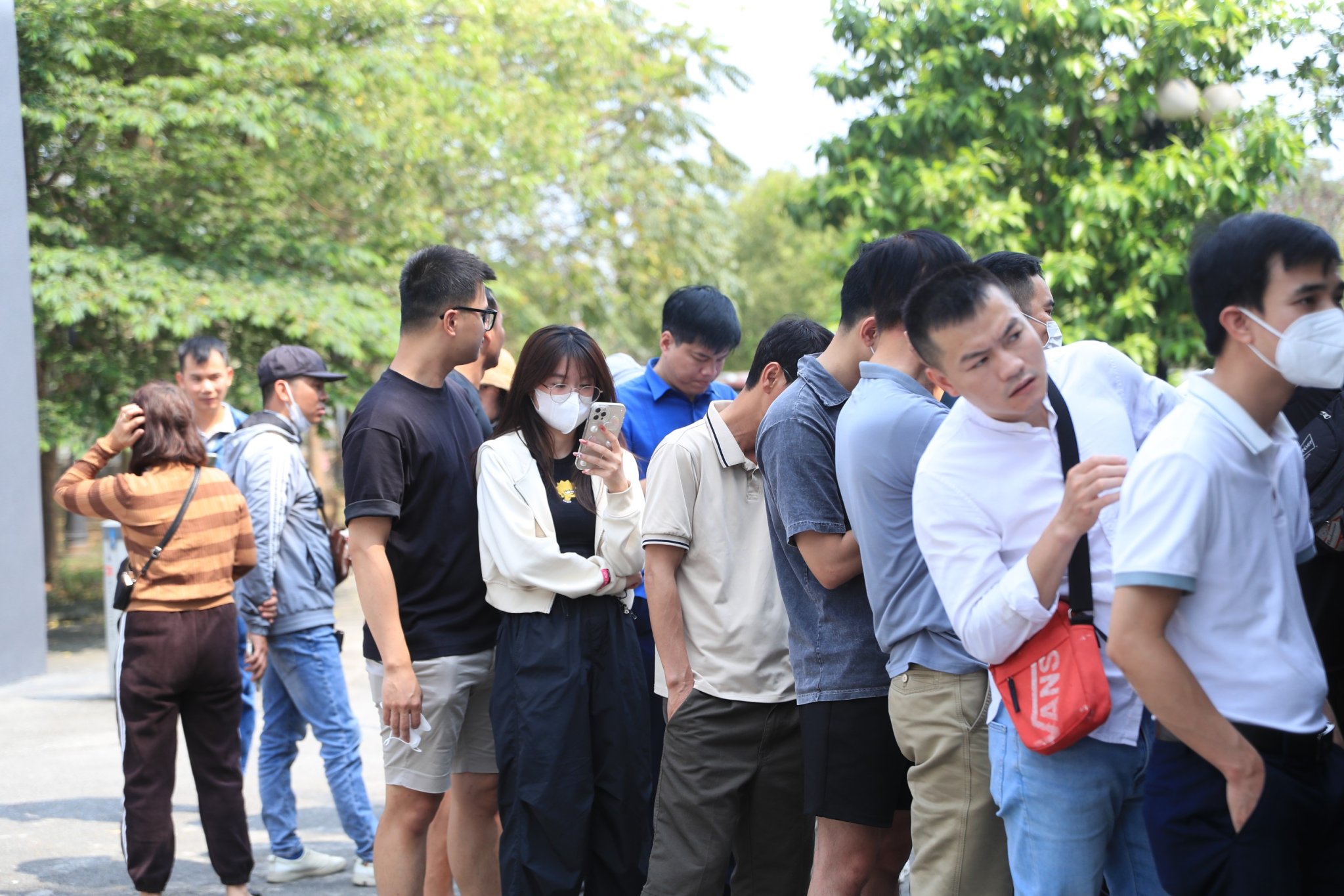 CĐV Việt Nam xếp hàng chờ giữa trưa nắng, vé xem trận gặp Indonesia có ế ẩm như lời đồn?- Ảnh 1. CĐV Việt Nam xếp hàng chờ giữa trưa nắng, vé xem trận gặp Indonesia có ế ẩm như lời đồn?- Ảnh 1.