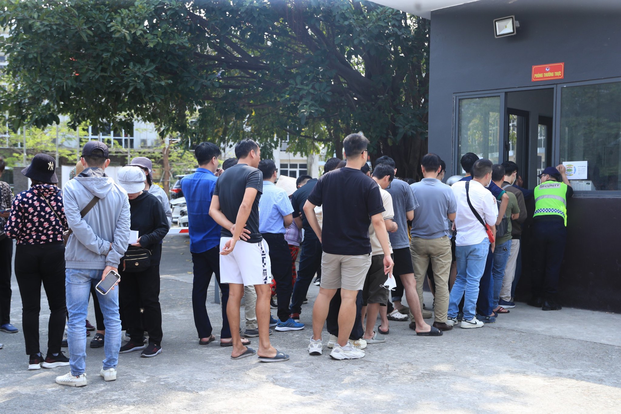 CĐV Việt Nam xếp hàng chờ giữa trưa nắng, vé xem trận gặp Indonesia có ế ẩm như lời đồn?- Ảnh 3.