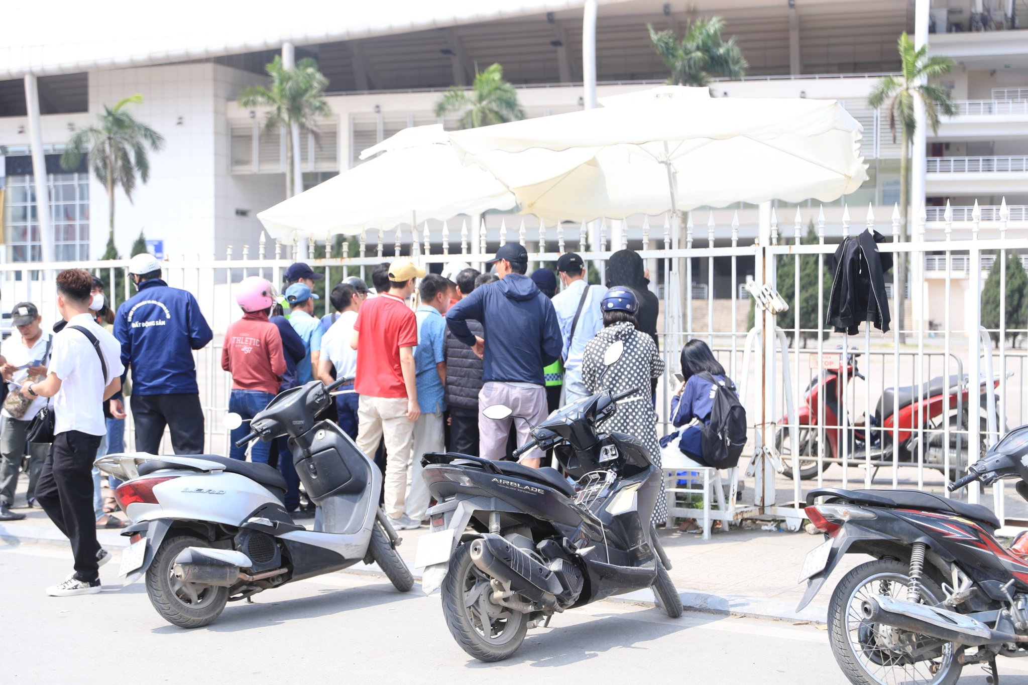 CĐV Việt Nam xếp hàng chờ giữa trưa nắng, vé xem trận gặp Indonesia có ế ẩm như lời đồn?- Ảnh 4. CĐV Việt Nam xếp hàng chờ giữa trưa nắng, vé xem trận gặp Indonesia có ế ẩm như lời đồn?- Ảnh 4.