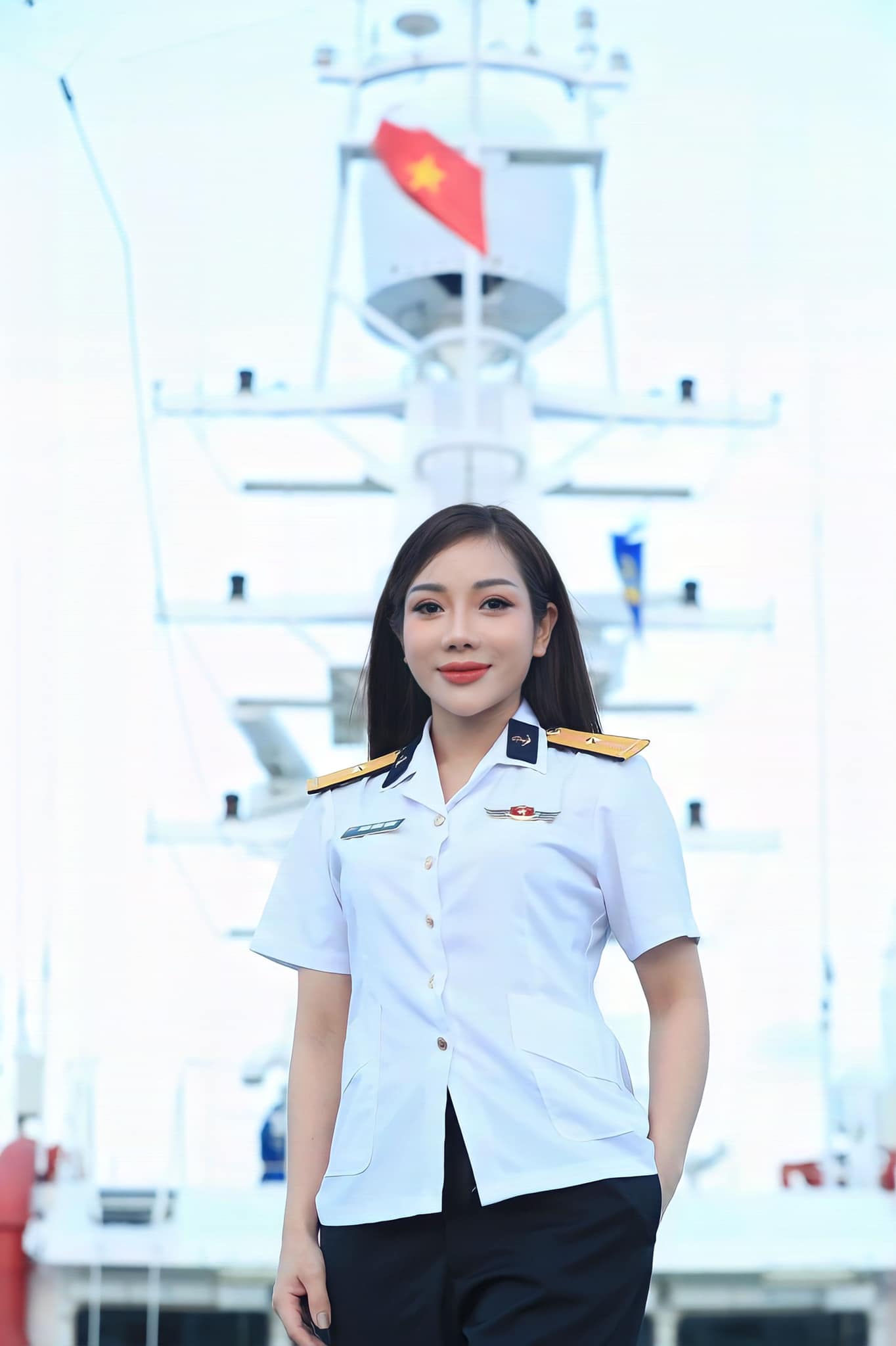 Nữ ca sĩ có quân hàm Thiếu úy: Nhan sắc nóng bỏng, chất giọng cá tính- Ảnh 9.