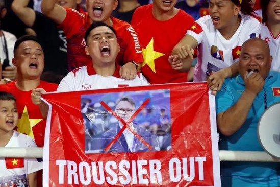 Chuyên gia Trung Quốc: “HLV Troussier đã hết bài từ 10 năm trước; đừng để hào quang cũ đánh lừa Chuyên gia Trung Quốc: “HLV Troussier đã hết bài từ 10 năm trước; đừng để hào quang cũ đánh lừa