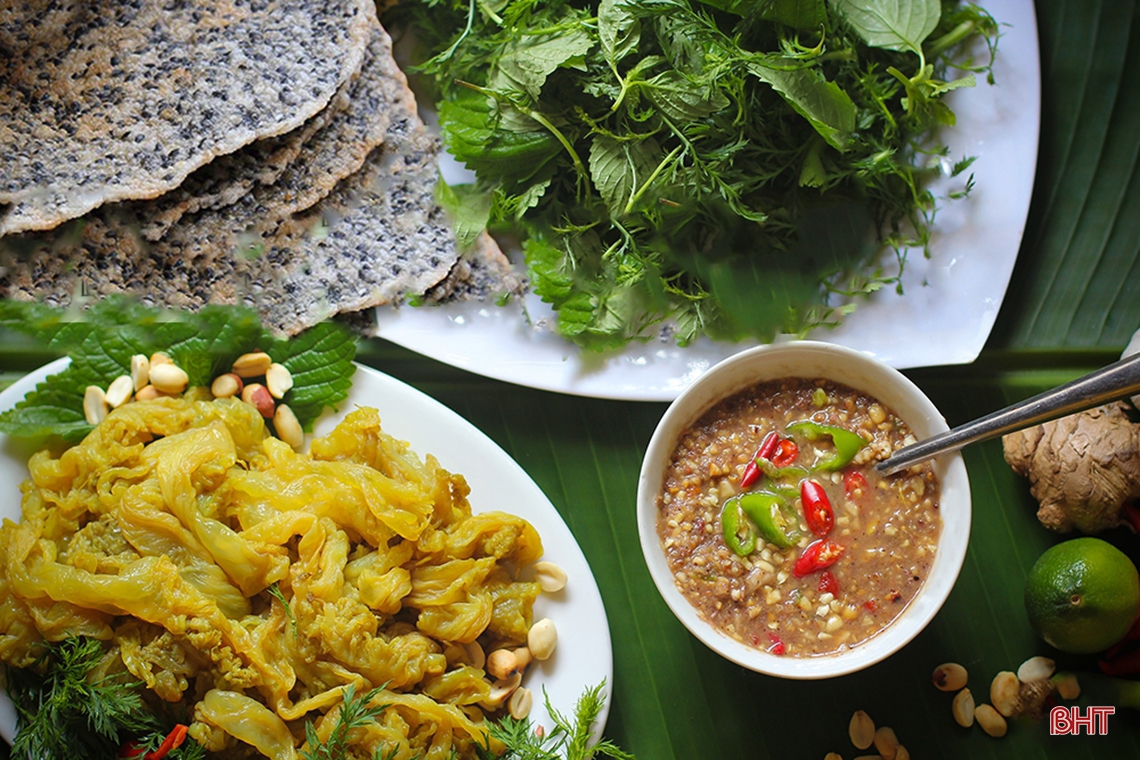 Ngư dân cắt nhỏ sứa trộn với cát biển, dân tình phẫn nộ vì 