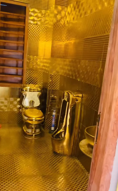 “Đại gia đồng nát” mở cửa lâu đài 100 tỷ cho bà con vào xem, ngày đón 300 người, có cả khách Tây- Ảnh 7. “Đại gia đồng nát” mở cửa lâu đài 100 tỷ cho bà con vào xem, ngày đón 300 người, có cả khách Tây- Ảnh 7.