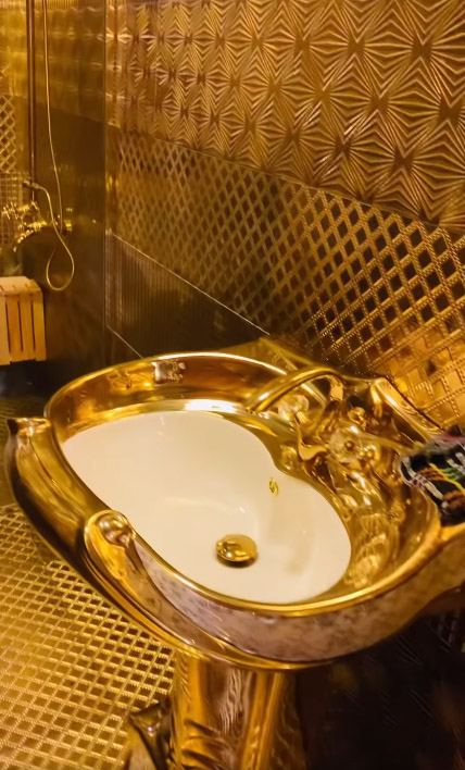 “Đại gia đồng nát” mở cửa lâu đài 100 tỷ cho bà con vào xem, ngày đón 300 người, có cả khách Tây- Ảnh 8. “Đại gia đồng nát” mở cửa lâu đài 100 tỷ cho bà con vào xem, ngày đón 300 người, có cả khách Tây- Ảnh 8.