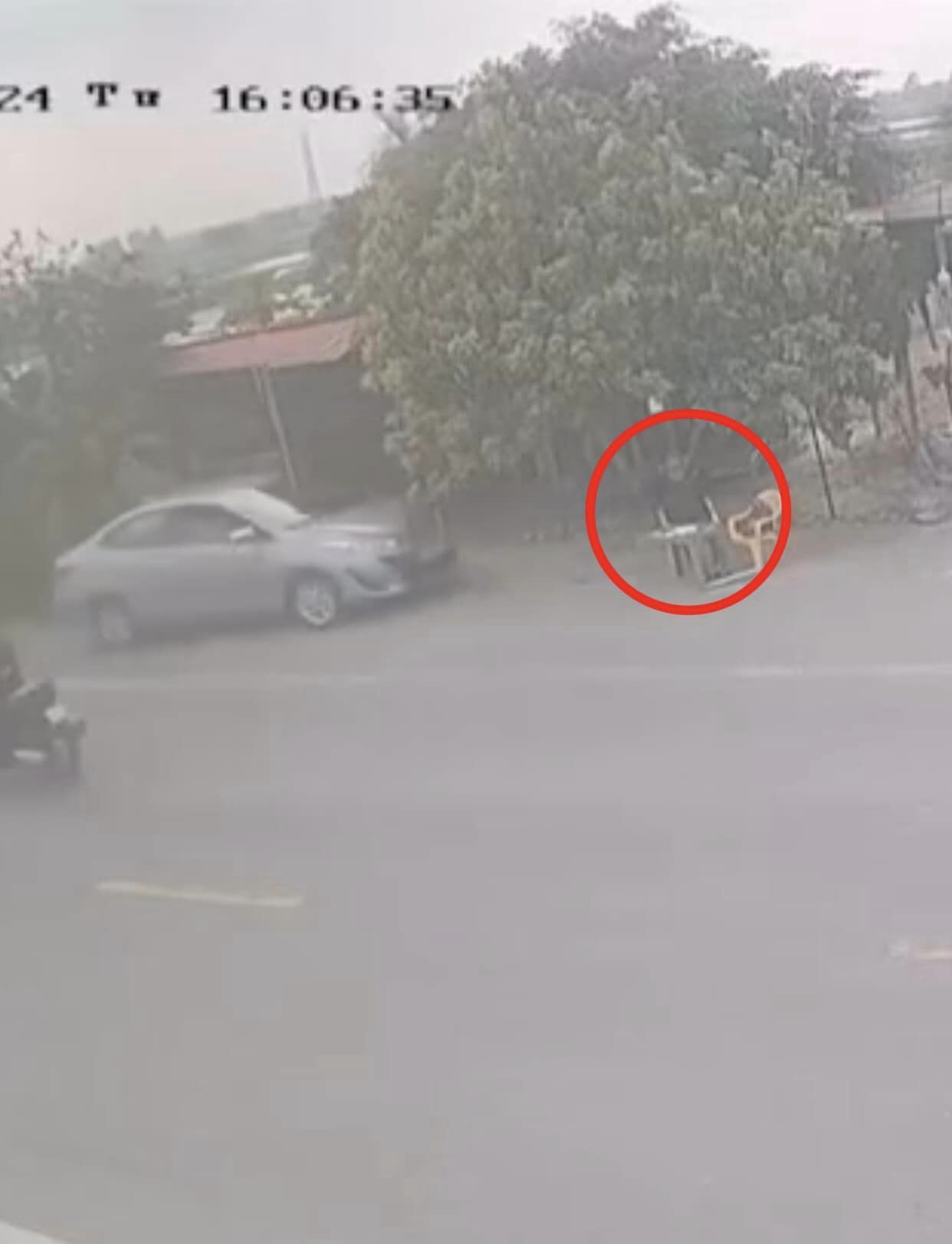 Xe tập lái tông trúng người bên đường, camera 