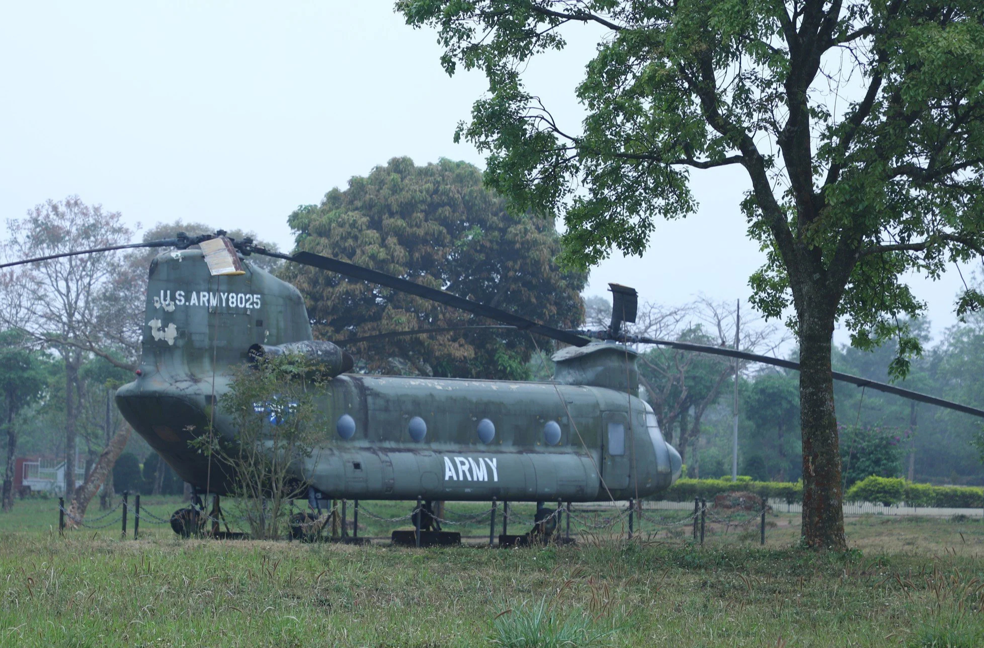 Cận cảnh 'ngựa thồ' C-130 của quân đội Mỹ và loạt trực thăng, xe tăng đang bị rỉ sét ở sân bay Tà Cơn- Ảnh 6. Cận cảnh 'ngựa thồ' C-130 của quân đội Mỹ và loạt trực thăng, xe tăng đang bị rỉ sét ở sân bay Tà Cơn- Ảnh 6.
