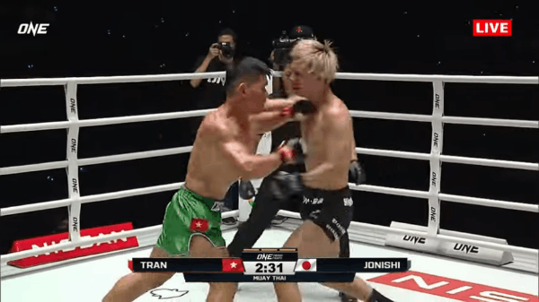 Võ sĩ Việt Nam đánh knock-out cao thủ Nhật Bản, 