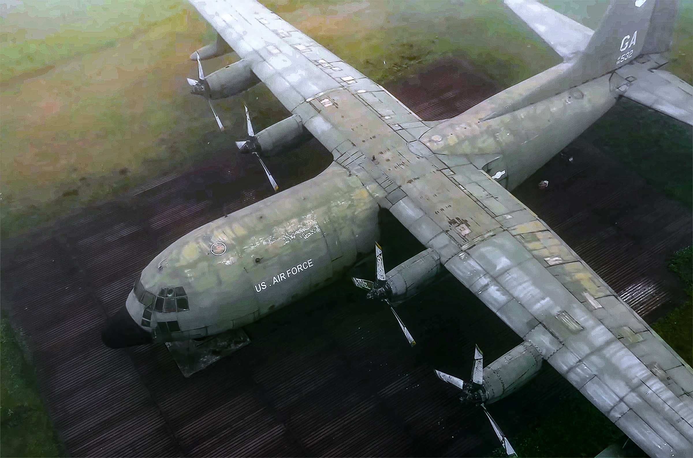 Cận cảnh 'ngựa thồ' C-130 của quân đội Mỹ và loạt trực thăng, xe tăng đang bị rỉ sét ở sân bay Tà Cơn- Ảnh 2.