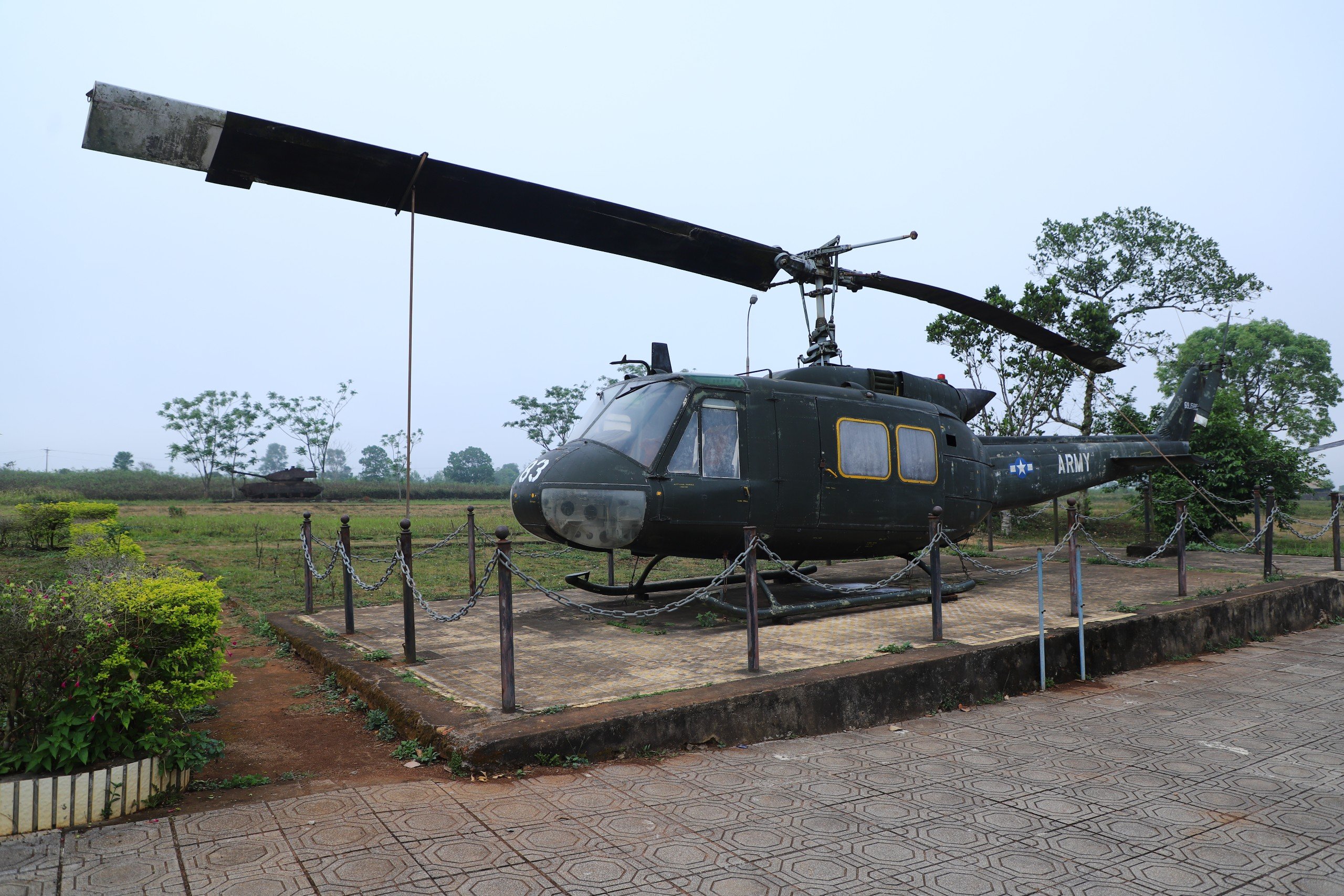 Cận cảnh 'ngựa thồ' C-130 của quân đội Mỹ và loạt trực thăng, xe tăng đang bị rỉ sét ở sân bay Tà Cơn- Ảnh 9. Cận cảnh 'ngựa thồ' C-130 của quân đội Mỹ và loạt trực thăng, xe tăng đang bị rỉ sét ở sân bay Tà Cơn- Ảnh 9.