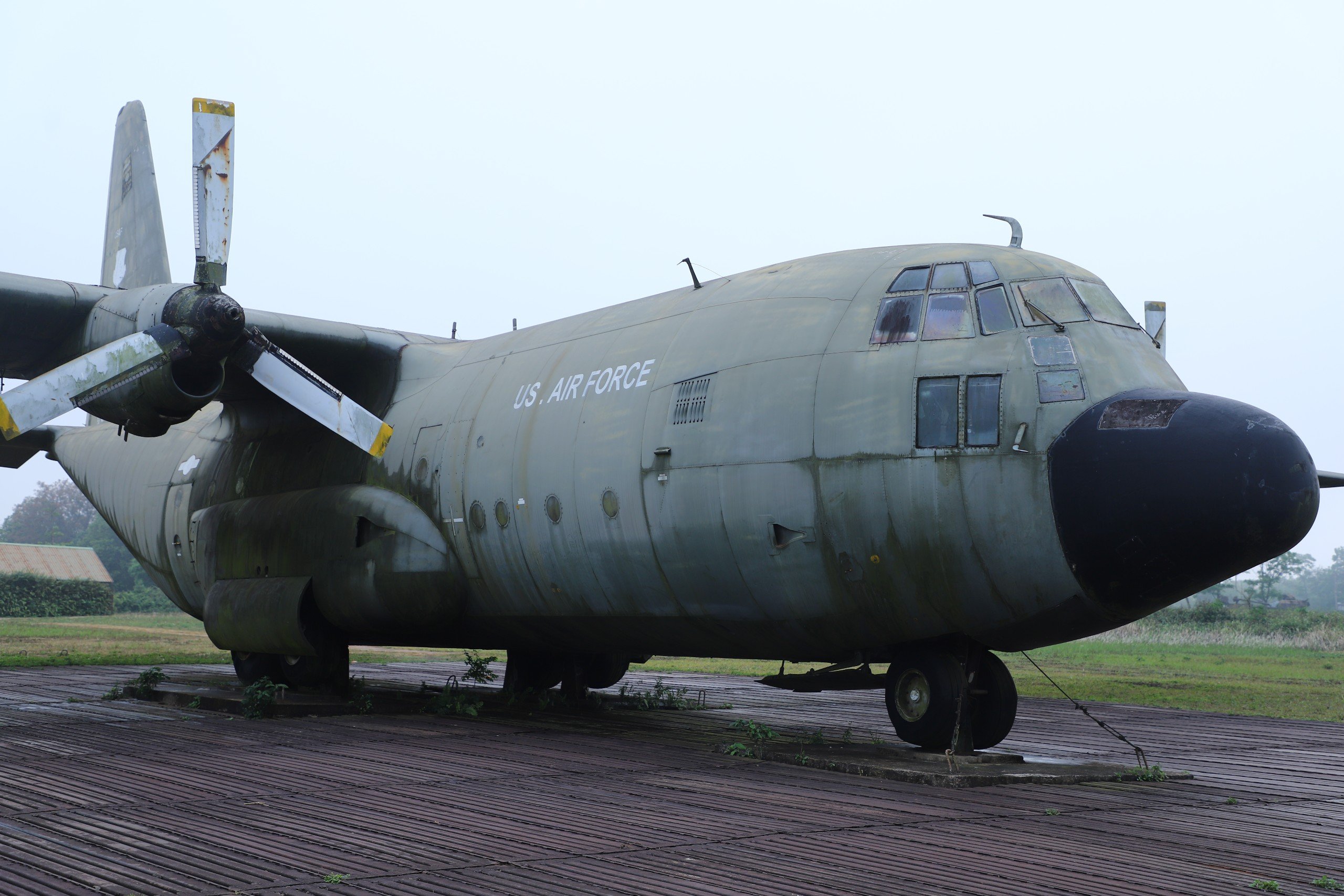 Cận cảnh 'ngựa thồ' C-130 của quân đội Mỹ và loạt trực thăng, xe tăng đang bị rỉ sét ở sân bay Tà Cơn- Ảnh 3. Cận cảnh 'ngựa thồ' C-130 của quân đội Mỹ và loạt trực thăng, xe tăng đang bị rỉ sét ở sân bay Tà Cơn- Ảnh 3.