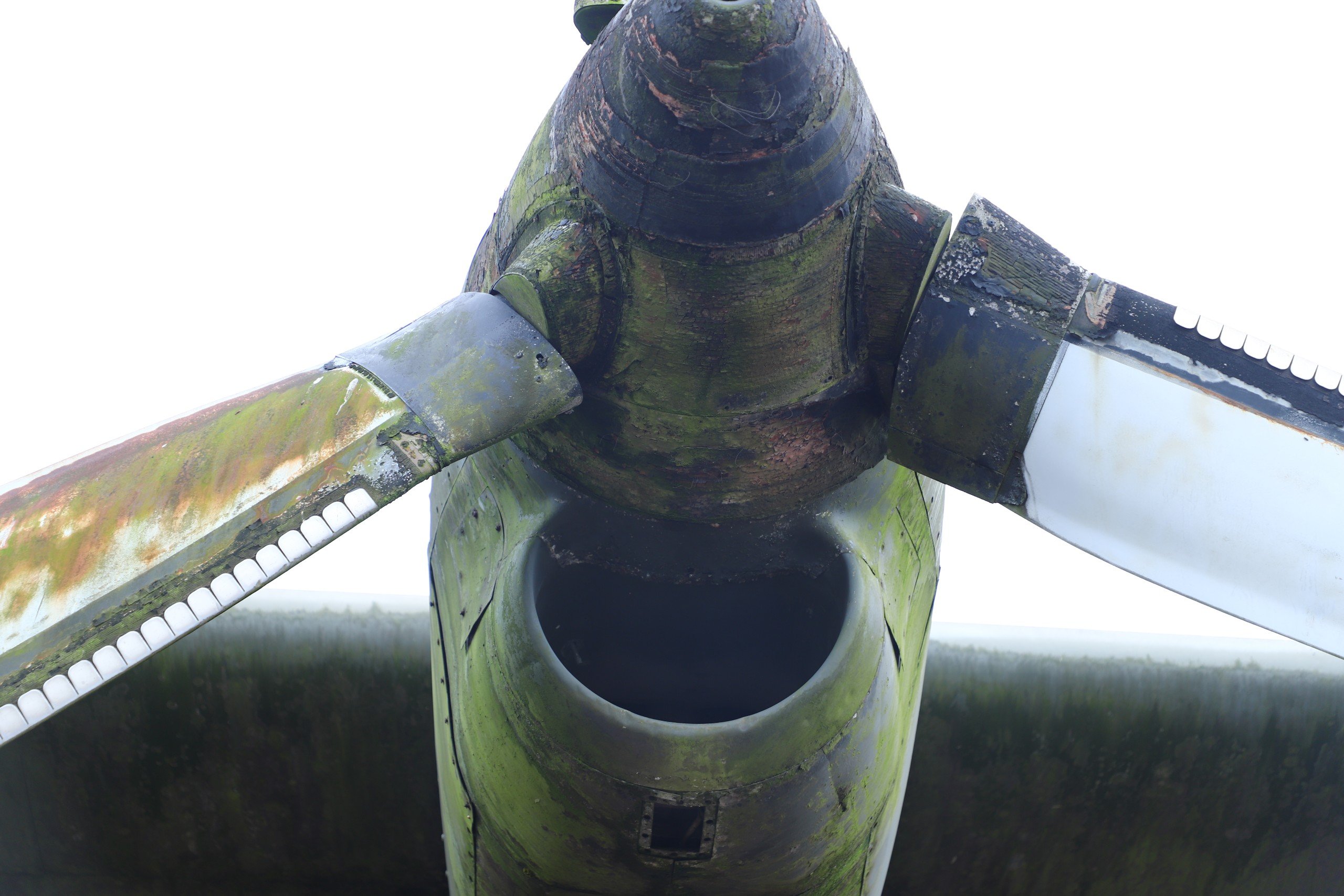 Cận cảnh 'ngựa thồ' C-130 của quân đội Mỹ và loạt trực thăng, xe tăng đang bị rỉ sét ở sân bay Tà Cơn- Ảnh 5. Cận cảnh 'ngựa thồ' C-130 của quân đội Mỹ và loạt trực thăng, xe tăng đang bị rỉ sét ở sân bay Tà Cơn- Ảnh 5.
