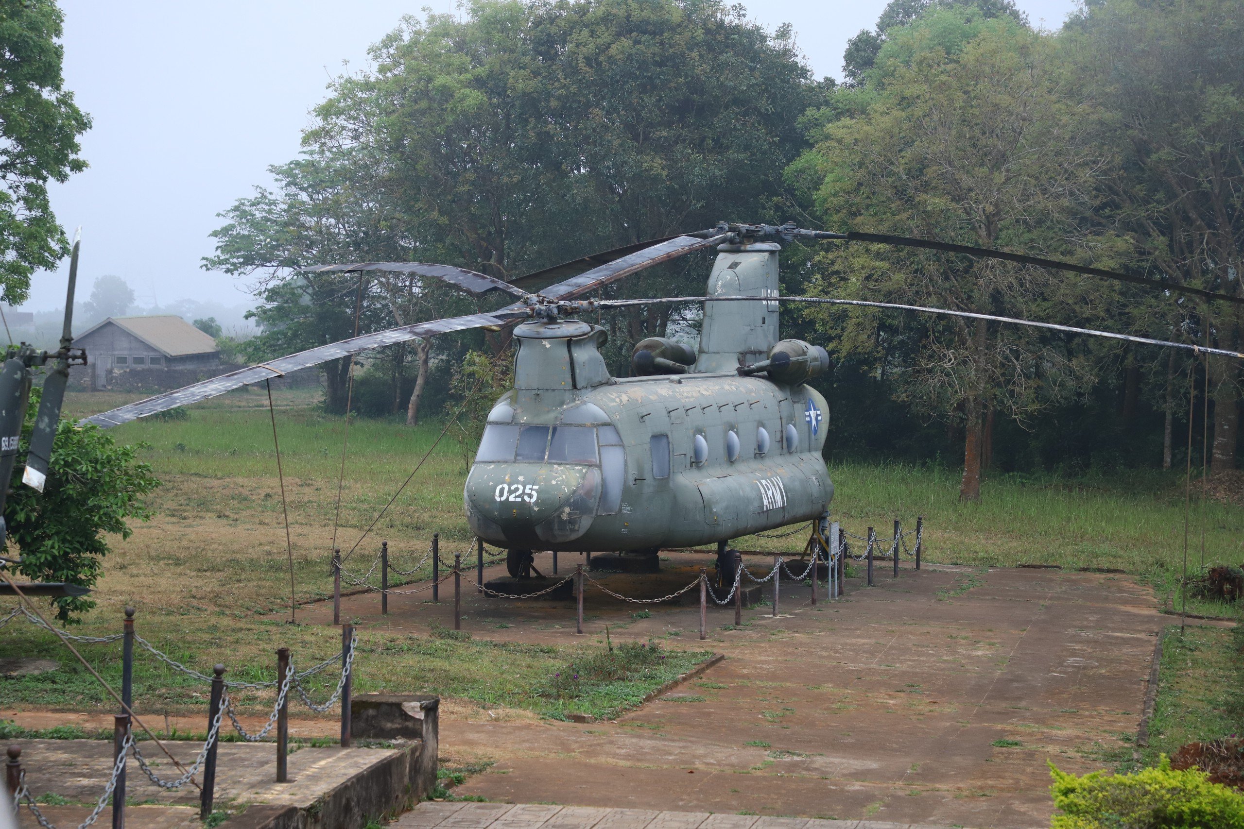 Cận cảnh 'ngựa thồ' C-130 của quân đội Mỹ và loạt trực thăng, xe tăng đang bị rỉ sét ở sân bay Tà Cơn- Ảnh 7.