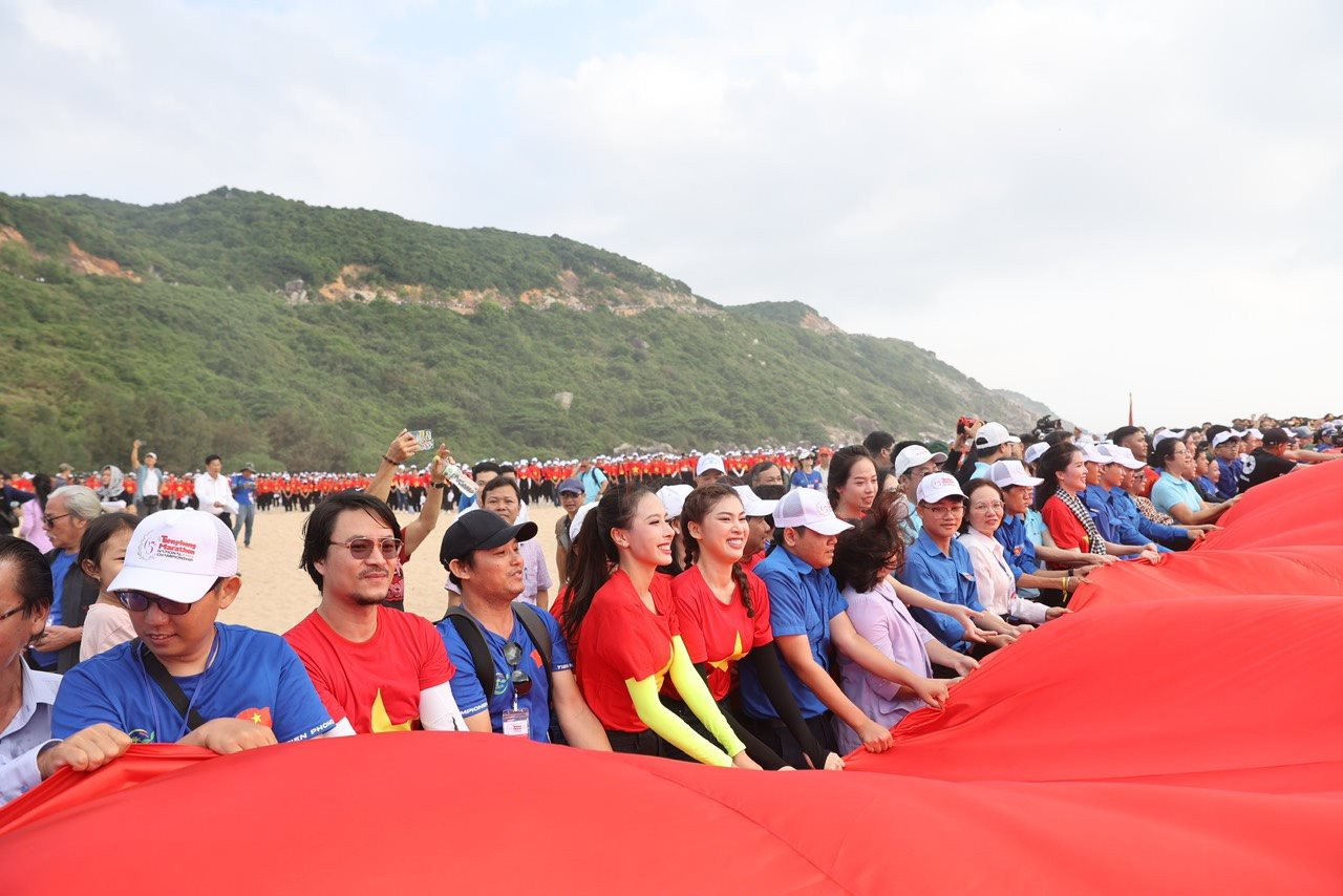 Xúc động lễ thượng cờ Tổ quốc tại Giải Tiền Phong Marathon 2024- Ảnh 6. Xúc động lễ thượng cờ Tổ quốc tại Giải Tiền Phong Marathon 2024- Ảnh 6.