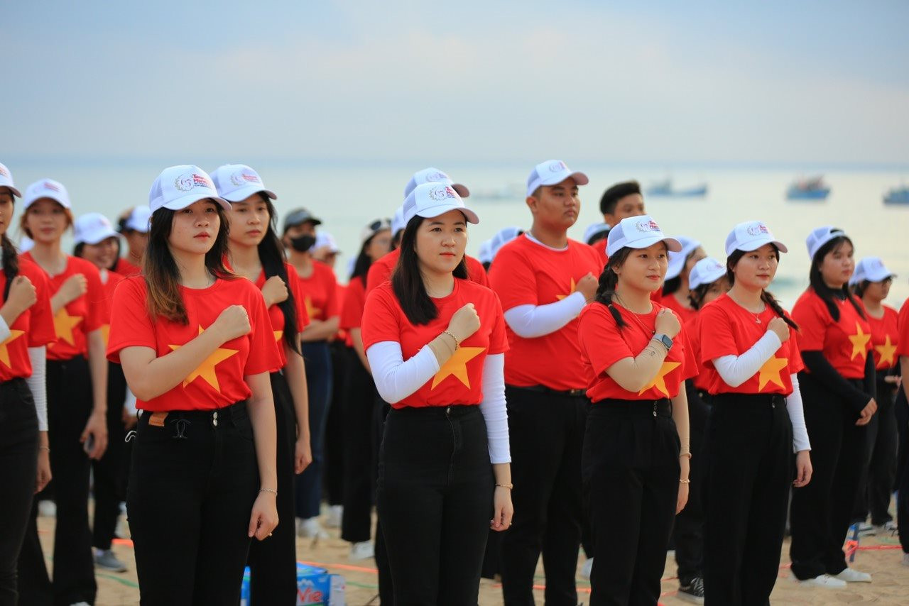 Xúc động lễ thượng cờ Tổ quốc tại Giải Tiền Phong Marathon 2024- Ảnh 5. Xúc động lễ thượng cờ Tổ quốc tại Giải Tiền Phong Marathon 2024- Ảnh 5.