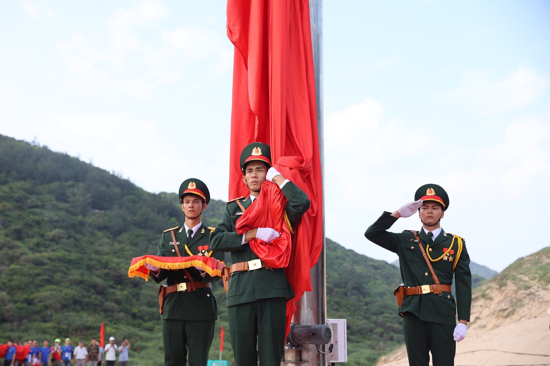 Xúc động lễ thượng cờ Tổ quốc tại Giải Tiền Phong Marathon 2024- Ảnh 2. Xúc động lễ thượng cờ Tổ quốc tại Giải Tiền Phong Marathon 2024- Ảnh 2.