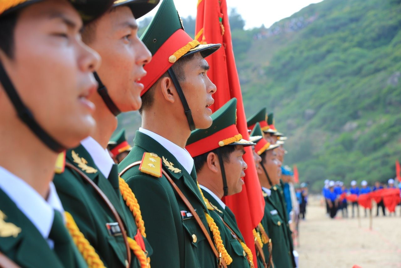 Xúc động lễ thượng cờ Tổ quốc tại Giải Tiền Phong Marathon 2024- Ảnh 3. Xúc động lễ thượng cờ Tổ quốc tại Giải Tiền Phong Marathon 2024- Ảnh 3.