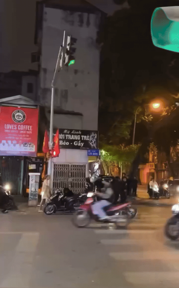 Nhóm thanh niên hung hãn đánh gục người trên phố Hà Nội, cầm xẻng đập tới tấp- Ảnh 1.