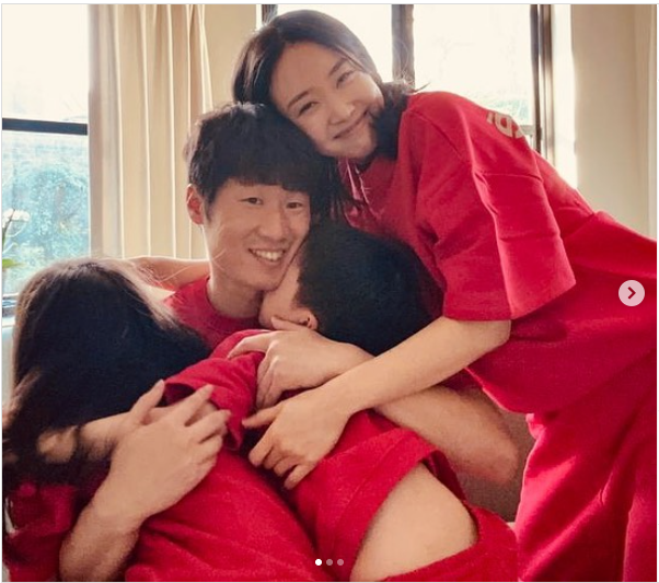 Huyền thoại Park Ji-sung: Vẫn trăn trở với bóng đá, sống hạnh phúc bên vợ đẹp - con khôn- Ảnh 9. Huyền thoại Park Ji-sung: Vẫn trăn trở với bóng đá, sống hạnh phúc bên vợ đẹp - con khôn- Ảnh 9.