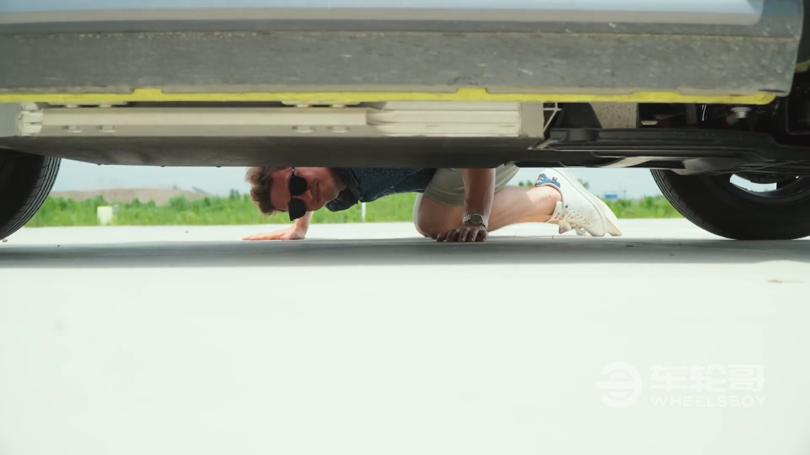 Lái chiếc xe TQ sẽ về Việt Nam đấu VF 3, Youtuber Mỹ thất vọng: 