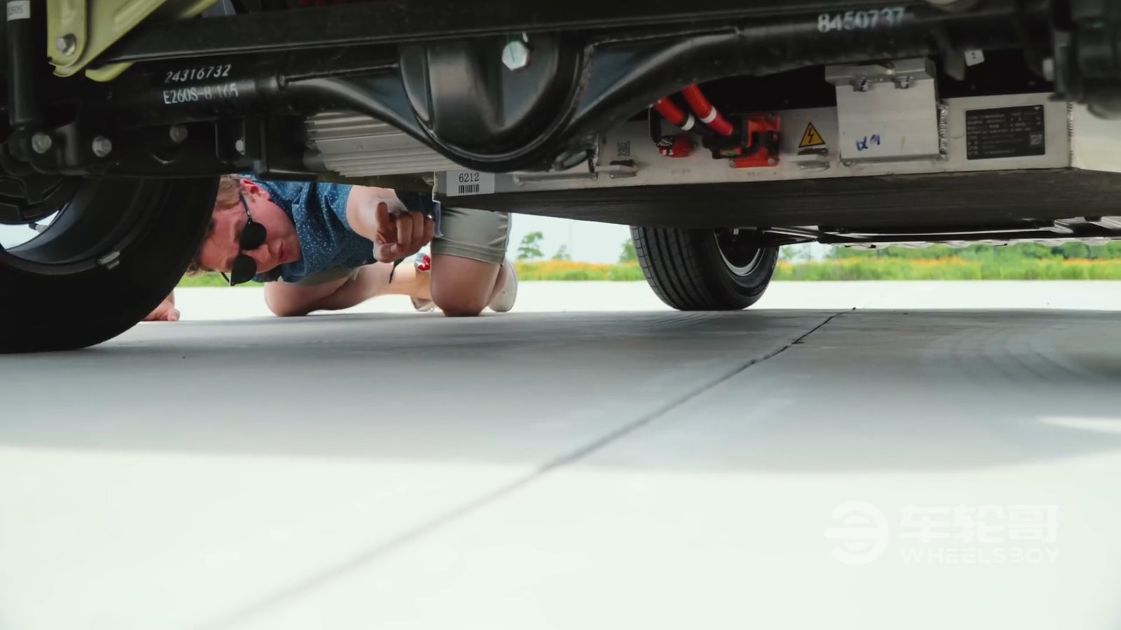 Lái chiếc xe TQ sẽ về Việt Nam đấu VF 3, Youtuber Mỹ thất vọng: 