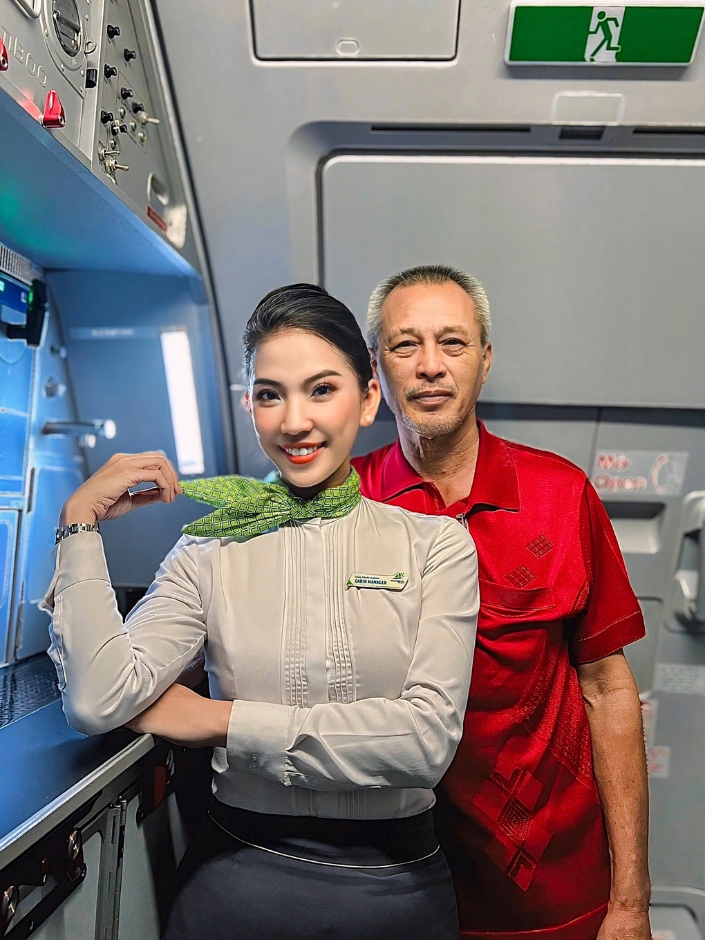 Nữ tiếp viên trưởng phục vụ chính bố ruột trên chuyến bay, từng mong chờ một điều suốt 9 năm- Ảnh 2.