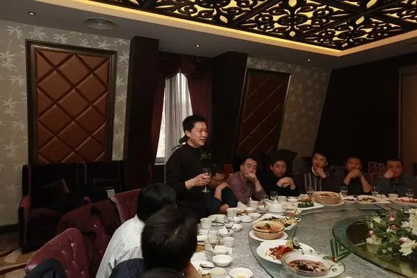 Họp lớp tôi đứng ra mời bữa tối, chẳng ngờ mọi người gọi 10 con tôm hùm lớn, nhìn hóa đơn mà tôi lặng người- Ảnh 2. Họp lớp tôi đứng ra mời bữa tối, chẳng ngờ mọi người gọi 10 con tôm hùm lớn, nhìn hóa đơn mà tôi lặng người- Ảnh 2.
