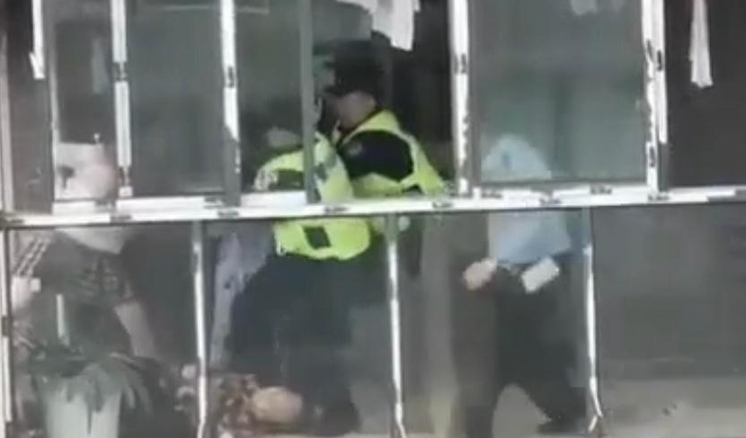 Kinh hoàng cảnh mẹ giằng co ném con xuống từ tầng 22: Thảm kịch đau lòng đã xảy ra trước đó vài phút!- Ảnh 2. Kinh hoàng cảnh mẹ giằng co ném con xuống từ tầng 22: Thảm kịch đau lòng đã xảy ra trước đó vài phút!- Ảnh 2.