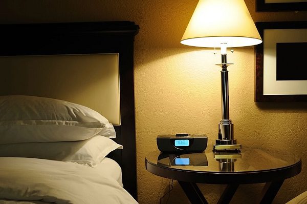 Dù giường lớn hay nhỏ, đừng nên đặt 4 đồ vật này ở đầu giường: Thứ đầu tiên đã rất nhiều người chủ quan- Ảnh 4.