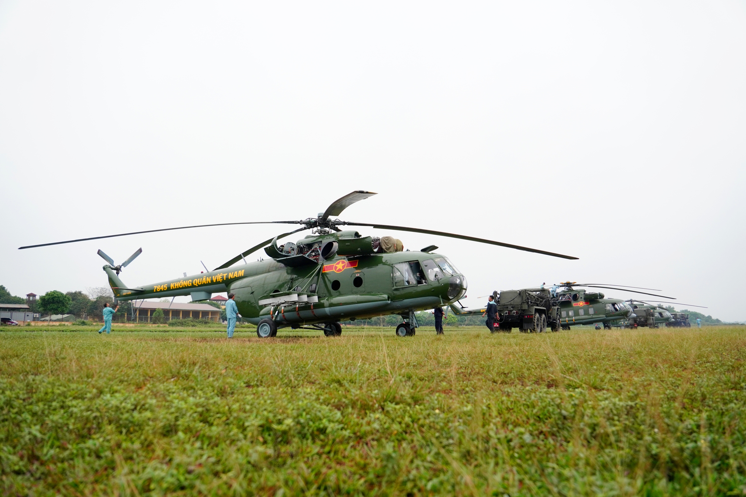 Tự hào về hình ảnh đặc biệt của biên đội 9 trực thăng xuất hiện trên bầu trời 2 sân bay Hà Nội- Ảnh 6.